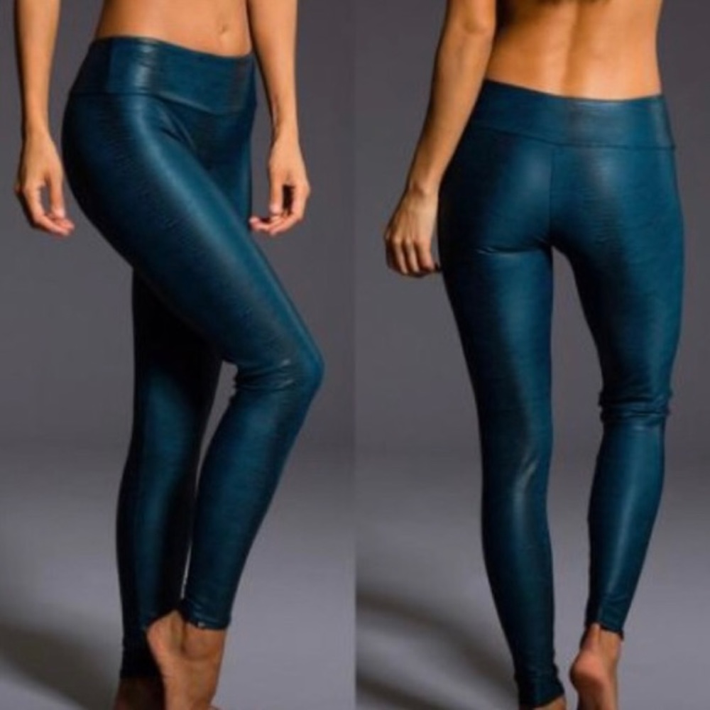 Onzie Long Legging in Blue Fiji Snake Print M / L